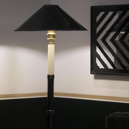 무슈 조지 호텔 앤 스파 샹 젤리제 파리 외부 사진 Floor lamp