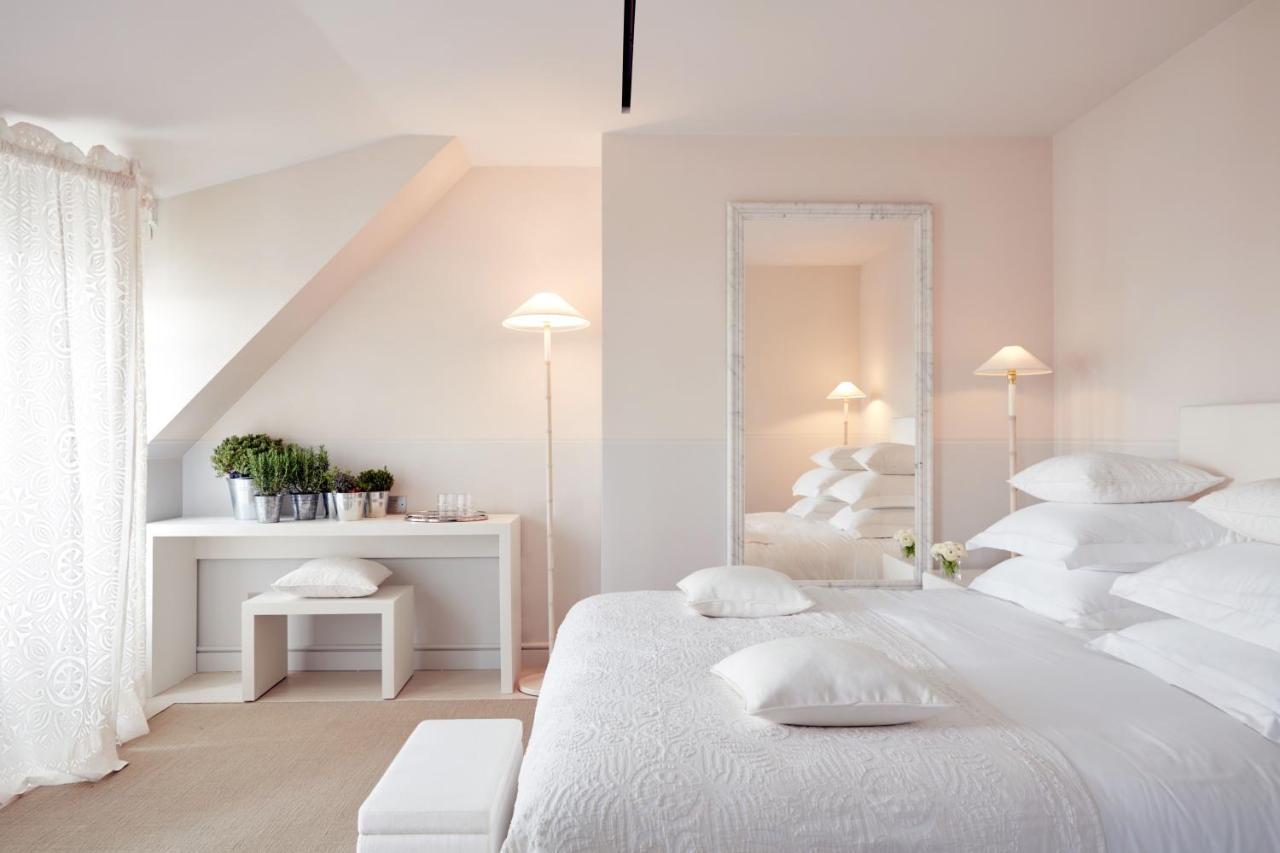 무슈 조지 호텔 앤 스파 샹 젤리제 파리 외부 사진 A bedroom in the Hotel de l'Europe