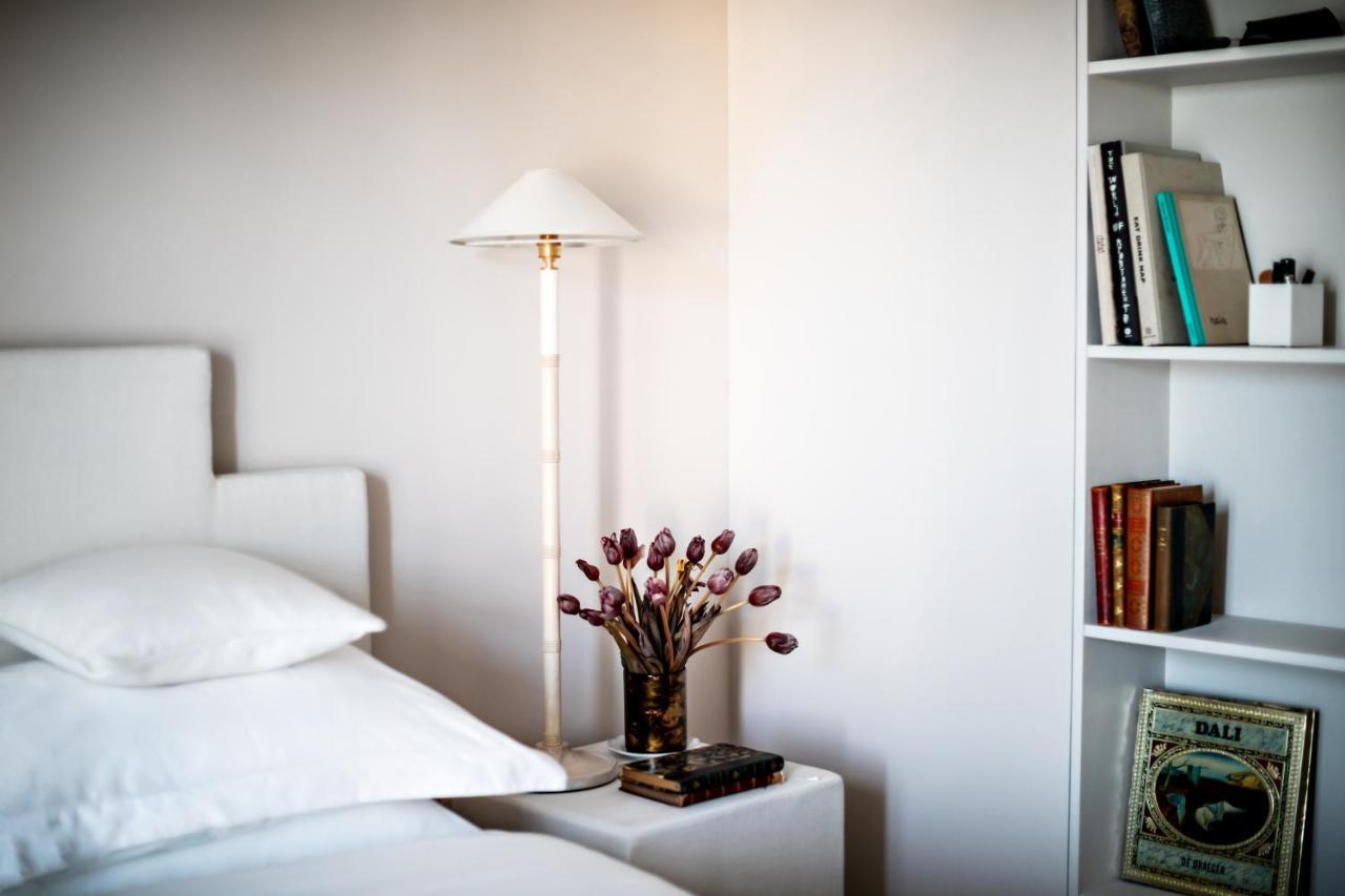 무슈 조지 호텔 앤 스파 샹 젤리제 파리 외부 사진 A floor lamp