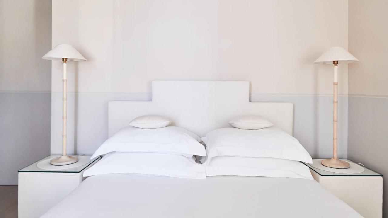 무슈 조지 호텔 앤 스파 샹 젤리제 파리 외부 사진 A bed with two pillows