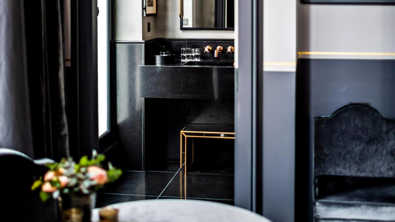 무슈 조지 호텔 앤 스파 샹 젤리제 파리 외부 사진 A kitchen in a suite at the hotel