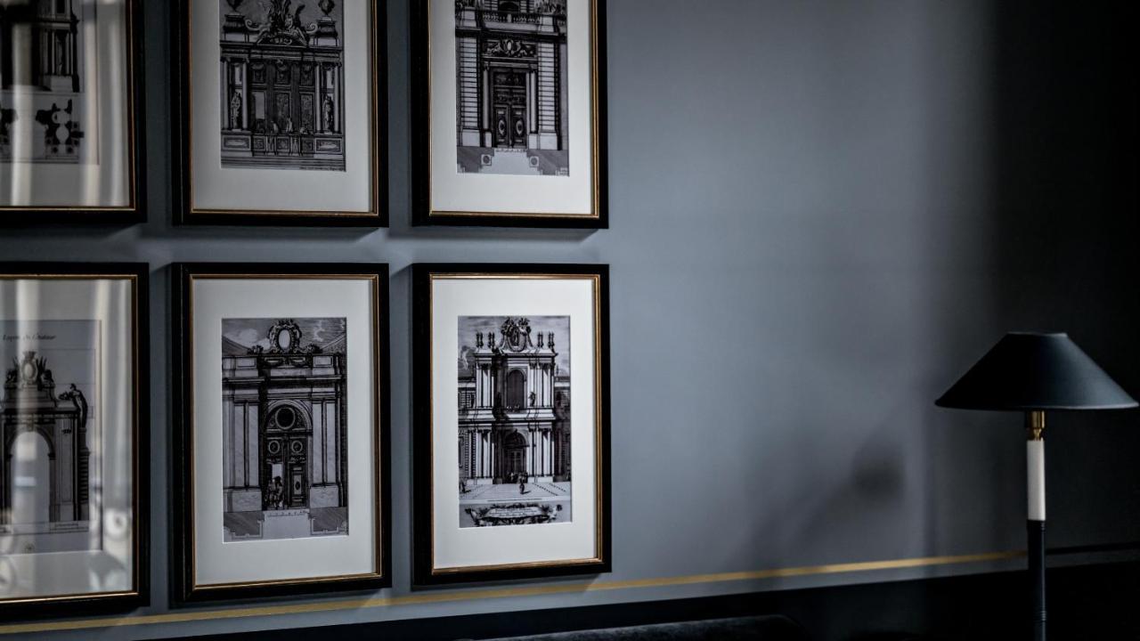 무슈 조지 호텔 앤 스파 샹 젤리제 파리 외부 사진 Prints of the facade of the National Theatre, 2016