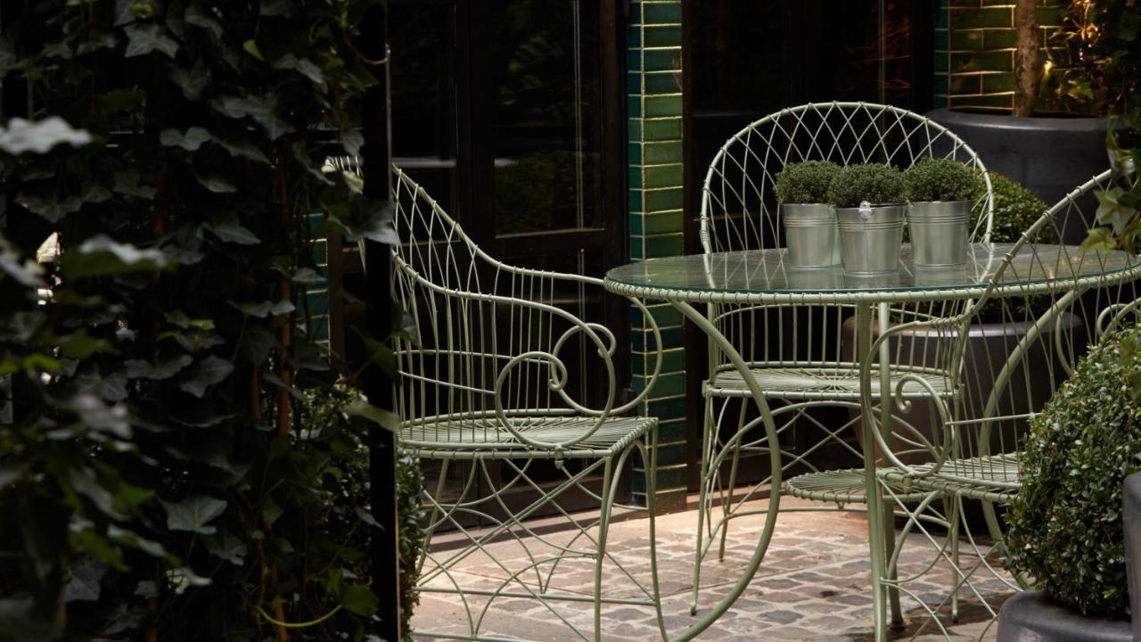 무슈 조지 호텔 앤 스파 샹 젤리제 파리 외부 사진 A patio in Madrid