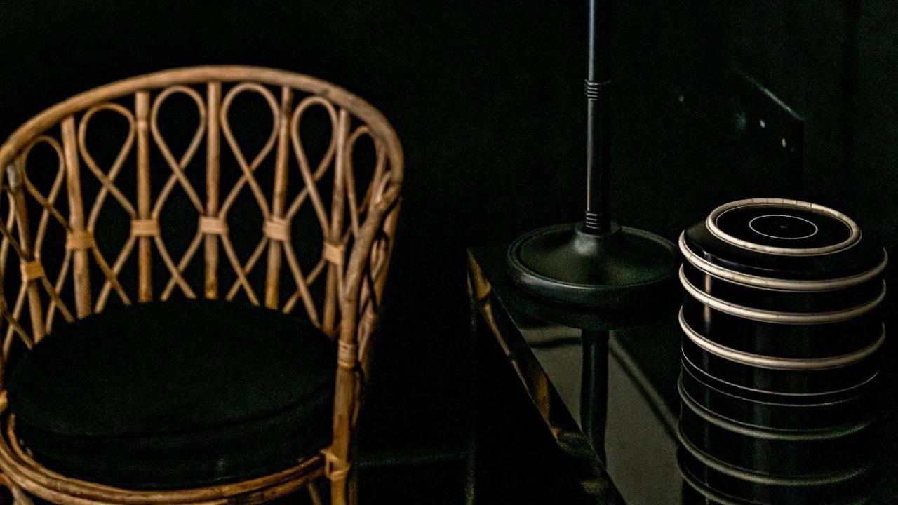 무슈 조지 호텔 앤 스파 샹 젤리제 파리 외부 사진 A rattan chair