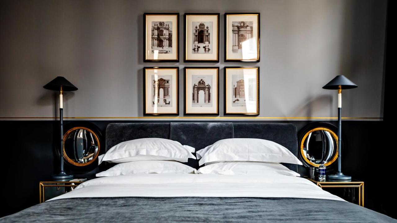 무슈 조지 호텔 앤 스파 샹 젤리제 파리 외부 사진 A bedroom at the Hotel de Crillon