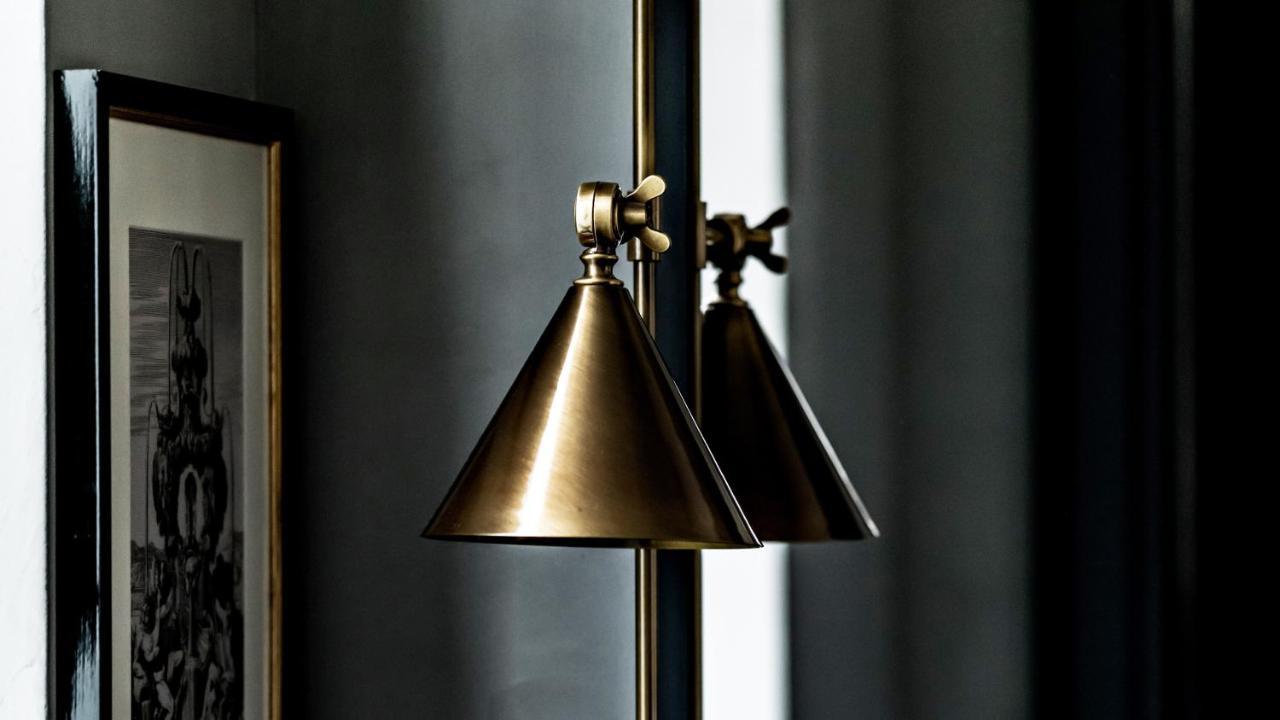 무슈 조지 호텔 앤 스파 샹 젤리제 파리 외부 사진 A floor lamp